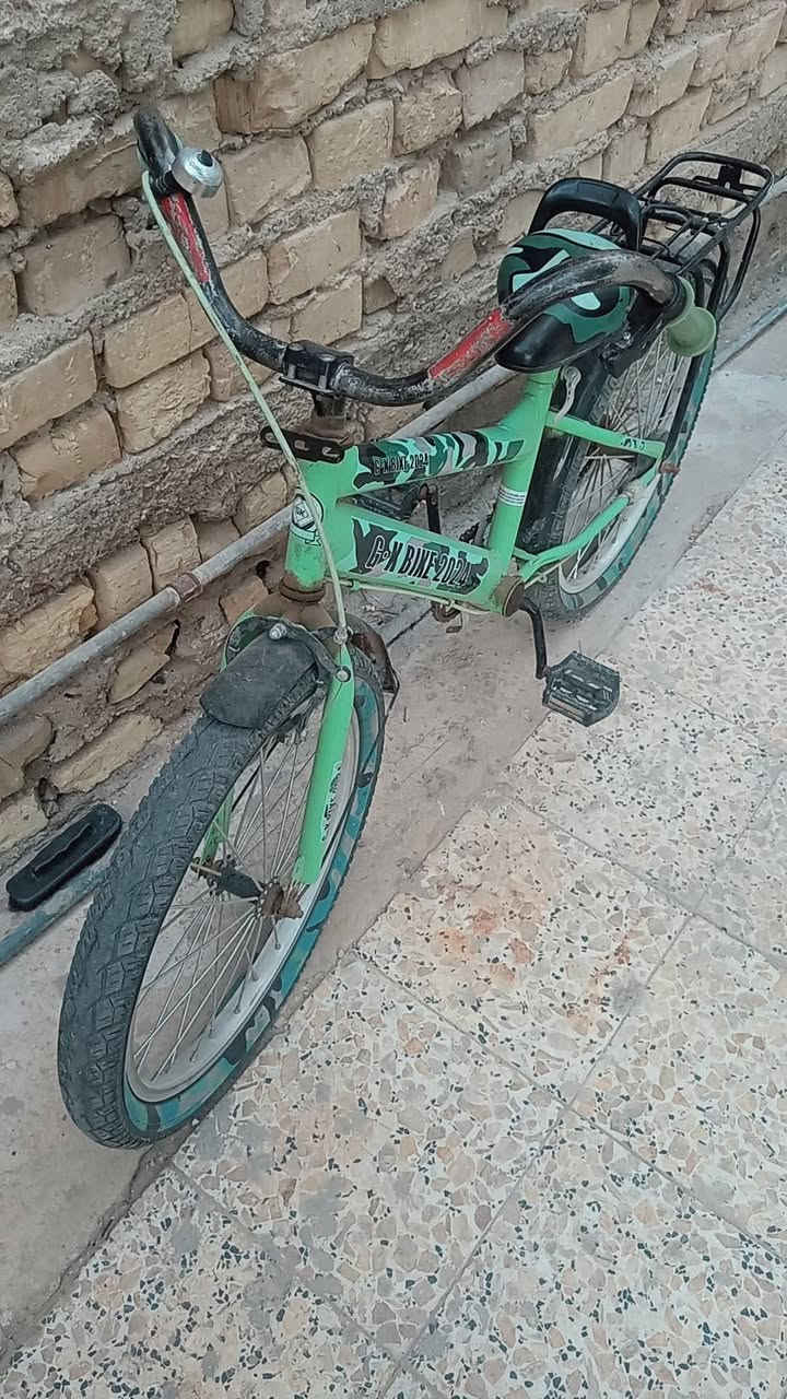 سكوتر شحن جديد شغال للبيع السعر ٩٠ وبي مجال بسيط والبايسكل للبيع سعر ٥٠ وبي مجال بسيط للشراي للاستفسار ***********
