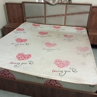 غرفه كاملة الملحقات نظيفه مثل الصورة  (كومديات ثنين +ميز تواليت +كنتور...