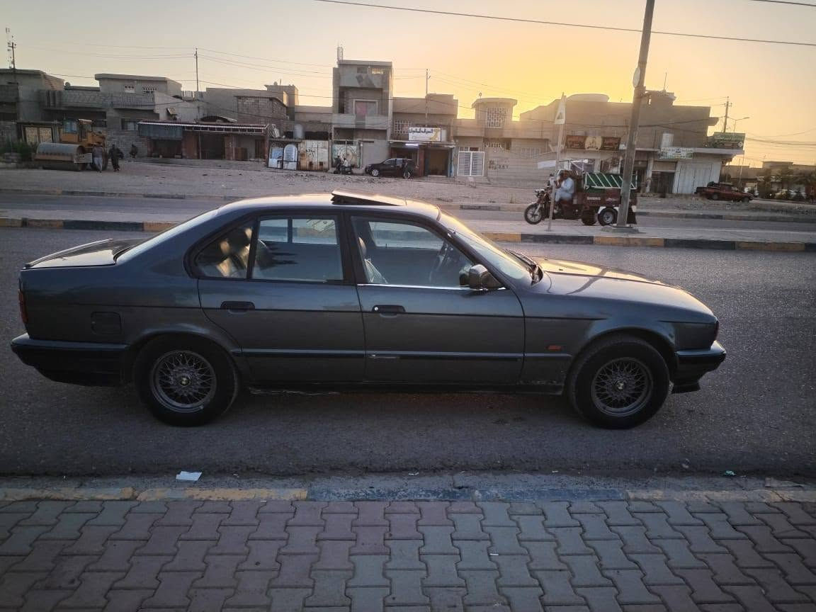 سلام عليكم بي ئم موديل 88 حجم 535 فول توماتيك تبريد ثلج رقم دولي محرك و كير شرط كابون بانزين صدر جديد طخم تاير جديد سياره كلش حلوه السعر ٣٨ و بيها مجال *********** اتصل على الرقم
