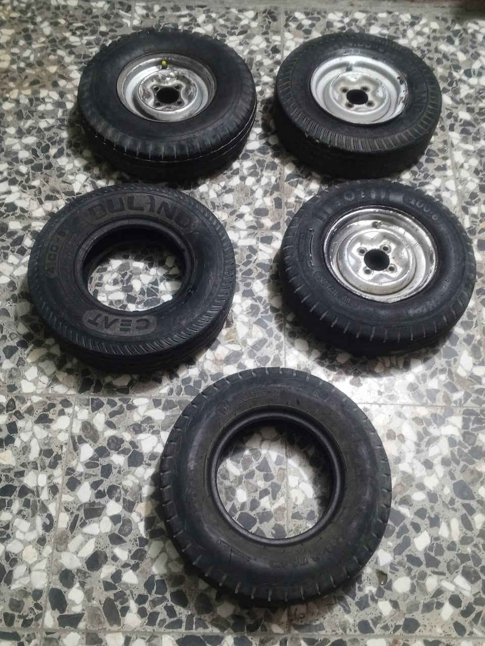 السلام عليكم تايرات للبيع مستعملة السعر ٣٥ قفل المكان بغداد مدينة الصدر ***********
