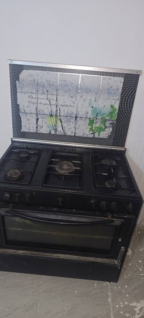 للبيع طباخ ايطالي شعال بدون اي عيب فرن شغال ٥عيون شغال فقع جام امامي فرن مكسور براد ماي شغال هفلان *********** سعر طباخ ١٠٠الف براد ٤٠الف
