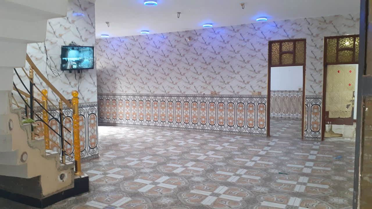 بيت مساحة 600 بناء 300 طابوك جديدالبناء  الخط الاول
يحتوي على 3غرف كل 5 مترا +استقبال 11+صاله مفتوحه ومطبخ البيت كامل سيراميك  مع مشمل مع البيت غرفه ومطبخ وحمام وتواليت مشترك
والباقي مساحه 300 وحديقه
3خطوط كهرباء ماء مستمر مجاري 
العنوان الدوانم شارع السوالم
للاستفسار اكثر الاتصال 
على الرقم   ‭***********‬ /***********
او مراسله ع الخاص مفتوح 
‏‪
