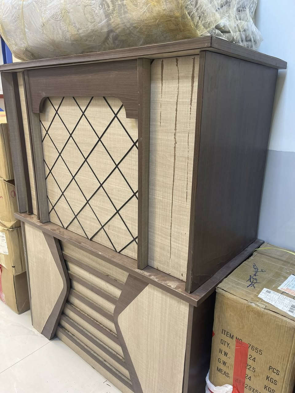 سلام عليكم ميز مكتب عدد 2نضيفات  مكانهم كربلاء حي النقيب  اثنينهم 250 استعمال مال اشهر  بس غيرت الديكور ممحتازهن ***********
