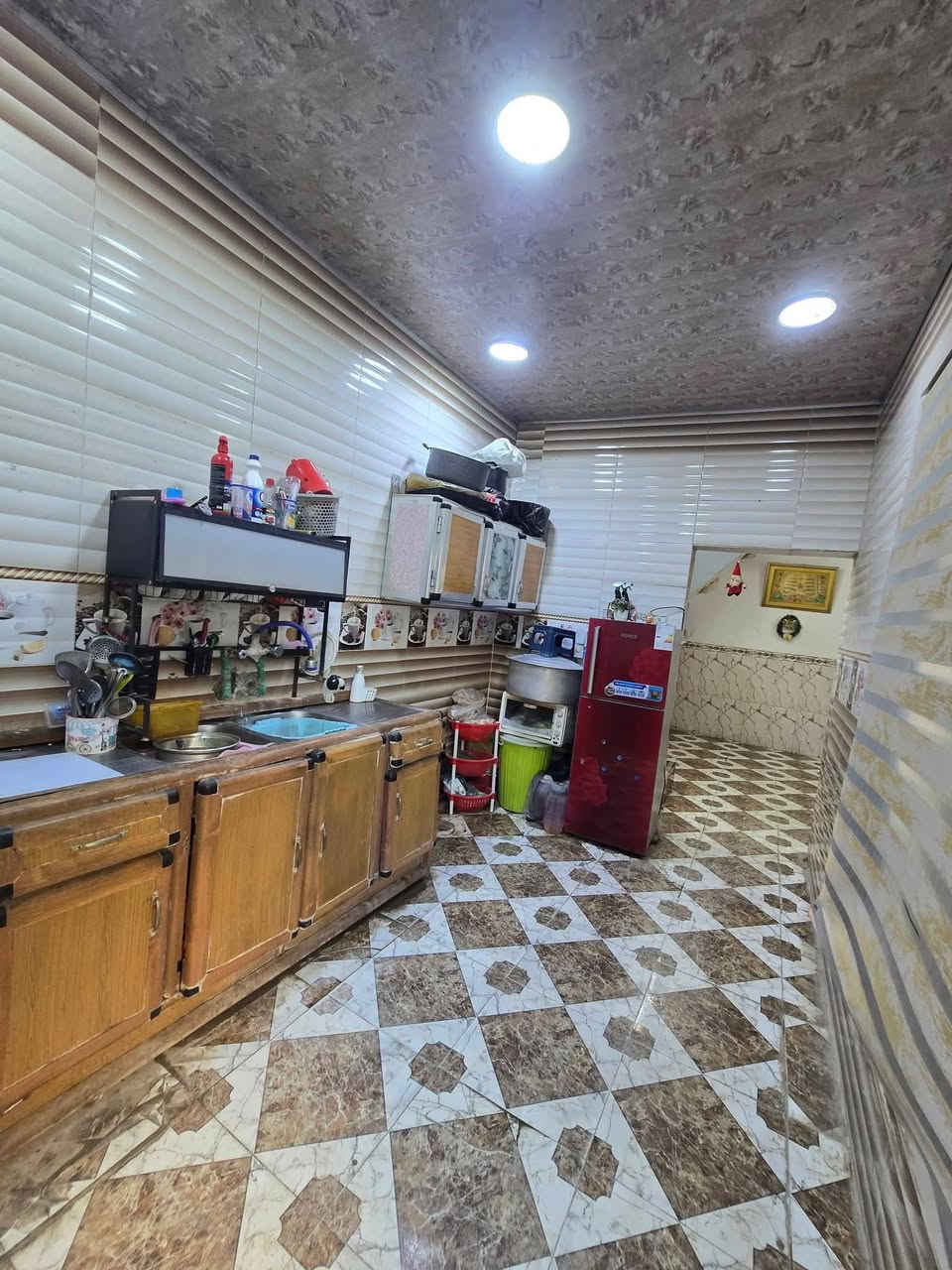 بيت لبيع بشارع المطار الجديد المساحه ١٢٥متر يحتوي على غرف٢ وصاله ومطبخ وستقبال ومكشوفه وصحيات وطارمه السعر ٣٥ وبي مجال للستفسار***********مكتب بركات ام البنين قرب مثلجات سنبله
