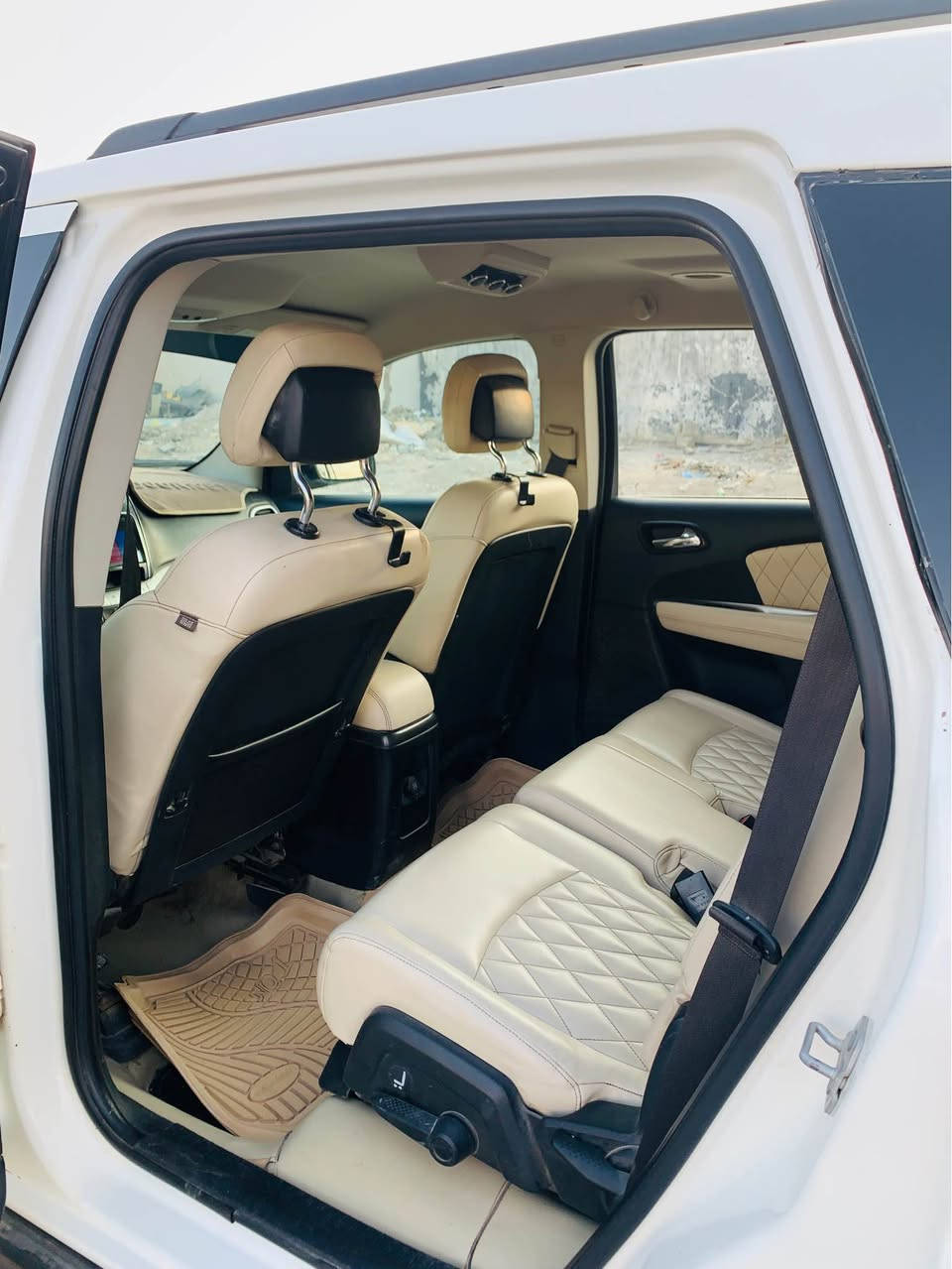 🧿دوج جورني 🧿
موديل 2016
فئةSXT
لون ابيض ثلجي 
مواصفات السيارة 
شاشة كبيرة 
كامرا دوارة 
كشنات جلد 
دخول ذكي 
بصمات ابواب 
6سلندس 
3قطع تبريد 
7راكب 
ماشية 100ميل 
دخل كريمي واسود
السعر 150قفل 
ترهم مراوس 
حادث السيارة بارد في الجاملغ الامامي جهة السايق وفي الباب الخلفي جهة الراكب يوجد رشه في الجاملغ الامامي على اثر البارد 
سيارة مال جناي جاهزة 
للتواصل او الاستفسار *********** Singapore
