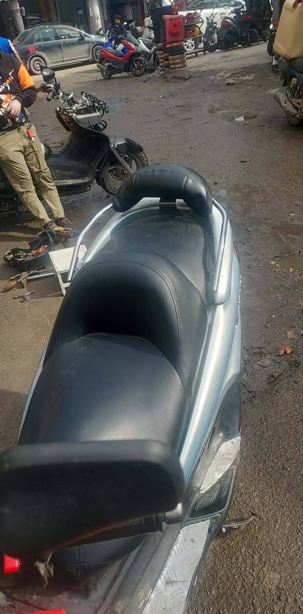 ماجسته تك رون مديل 10 حديث 
دراجه اي نقص مابيهه شلعه ومعدل فوك 
صلنصه رياضي الطرب يخبل 
تايرات جدد 
انسه الصرف كابريتر تفصيخ مابي اي صرف 
وين ميعجب اطلع بيهه 
بس بيهه الدبل اشاره تعلك اشاره وحده بس هاي بيهه والباقي كله شغال 
السعر خاص المكان بغداد  متواجد خاص 
والرقم ***********
