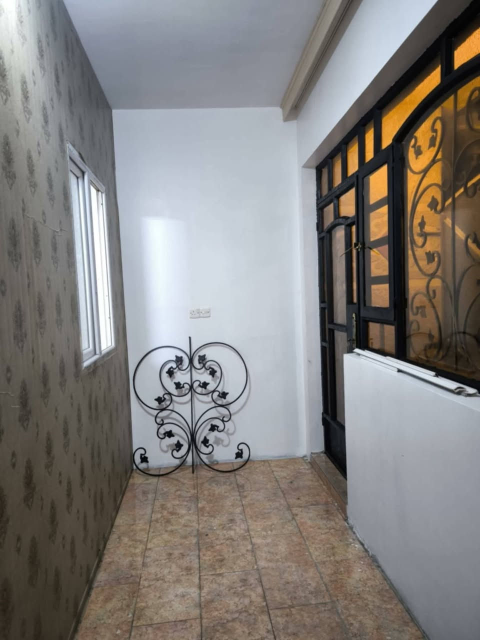 شقة للإيجار طابق أول نظيفه جدا منطقة الشالجية  قرب نادي السكك 120 م شارع عريض الشقه فوق بيت وليس عماره معزولة من ناحية الخصوصيه درج خارجي للشارع متوفر فيها جميع الخدمات تحتوي على غرفة نوم استقبال مطبخ معزول سطح وصحيات بلكونه الشقه غير مسكونه حالين 500 قفل بدون تعامل رجاءاّ فقط عوائل  للاستفسار الاتصال أو مراسلة الصفحة متوفر خدمة واتساب ***********
***********
