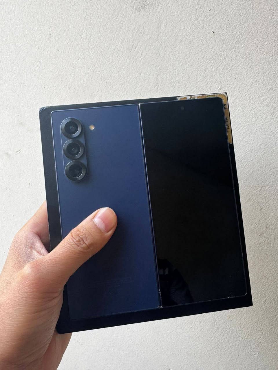 للبيع فولد 6 ذاكرى 512
الجهاز وكاله عين الفهد كامل ملحقات كيبل ممفتوح
الجهاز نضافتة حلوه مال استخدام 
بي ملاحظة صغيره مرات تطلع ومرات متطلع بس لازم اكلك بيها 
جانب الشاشة امامية مرات مرات يطلع خيط ضعيف ابد ممبين الاه تركز بي ومرات يجر سبوع ميطلع يعني شلون اوصفها مثل خيال ويروح 
اكيد راح يكون سعرة مناسب جدا 
بس 750 الف  وجناية يعرفون سعره بيش
الف عافية لليشتري جهاز راقي 
مكاني بغداد قرب جامع النداء 
***********
