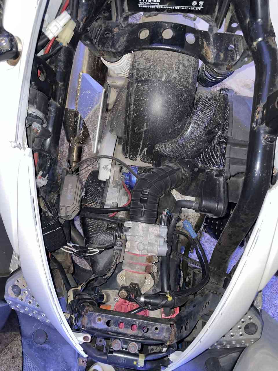 السلام عليكم
سكنس فحل بيها (صوت بل مكينه )
نوزل 10 زروف جيتا 
صالنصه بوري عدل دبل بوري و وزه وجعير وفصله دبل حساس حساس هوة بيها 
بيها 5 قطع كاربون 
قبق بانزين كاربون تيم ياماها سبعه كاربون تيم ياماها 
قبق شوته كاربون مال فلاوين كاربون بعد بيها هواي 
فراك مال بريك Ncy وبيها شيال Ncy 
عقل Rc 
جوين رياضي جويتر 40 
كلج خلفي مزود power 
مكينه كلها مختمه تتمارك مطابق 
سلڤ رياضي 
قياس ڤولتيه كوسو قياس حراره كوسو 
راديتر دهن كرزي صوندات راديتر الوان متغير 
كور تتمارك ستداته 7 الون 
اشاير لدات 
سبويلر كاربون الياف حقيقي 
كتف شحن رياضي 
شوته Ncy 
بكلايت لد 
لدراجه طلاعات 
بعد بيها هواي غراض تجي تشوف تنصدم 
تواصل خاص او رقم ***********
