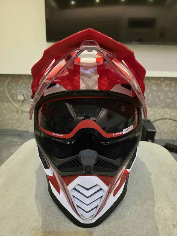إحدى الخوذات التي أبيعها مع ضمان من ماركة LS2، وقد وضعت عليها رمزًا شريطيًا. يمكنك التواصل مع الشركة عبر WeChat للتأكد من أصالة هذه الخوذة، وهي متوفرة بمقاسات من L إنه ليس رخيصاً *********** السليمانية, العراق
