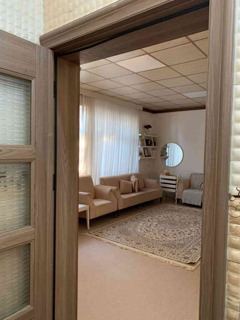 خانوو لە گەڕەکی ناوگردان سەر شەقامی 100مەتری نزیک پردی تانجەرۆ
ڕووبەری 110م 10 بە 11 نرخی 260 وەرەقە
خانووەکە پێکهاتووە لە 
2 نووستن
هۆڵێکی گەورە
مەتبەخ
مشتەمەلات
گەراجێکی دفن
هەورەبان
*********** السليمانية, العراق
