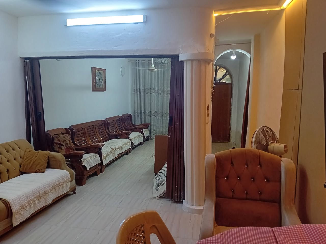 مشتمل طابو صرف للبيع
للباحثين عن السكن المريح أو الاستثمار المضمون، للبيع مشتمل "واقع حال" بموقع استراتيجي ومميزات استثنائية في بغداد.
​✨ أهم مميزات العقار:
​المنطقة مخدومة تماماً ولا تفيض نهائياً بوقت الأمطار.
​مستوى البيت أعلى من منسوب الشارع (مأمن تماماً).
​📍 الموقع: بغداد - الاورفلي مجاور منطقة  الحبيبية (قرب مدرسة النوارس الأهلية المختلطة و مركز السلام الطبي، وقرب سوق الدجاج) - موقع حيوي وقريب من كل الخدمات .الكهرباء ميزانية ٣ فيز وماء صافي وماء خام .
​الأبعاد: واجهة 4م × نزال 22م (مع تداخل 8م2 نهاية البيت حسب المخطط)  .
​التوزيع:
​الأرضي: كراج وw.c خارجي ، استقبال، مدخلين منفصلين لخصوصية تامة، هول، مطبخ، حمام، منور.
الطابق ​الأول: غرفتين نوم، w.c، بالكون، بيتونة ، سطح صغير.
​الثاني: سطح .
​السعر: 175 مليون (طابو صرف جاهز للتحويل).
📲 للتواصل والطلب: *********** (متوفر واتساب).
