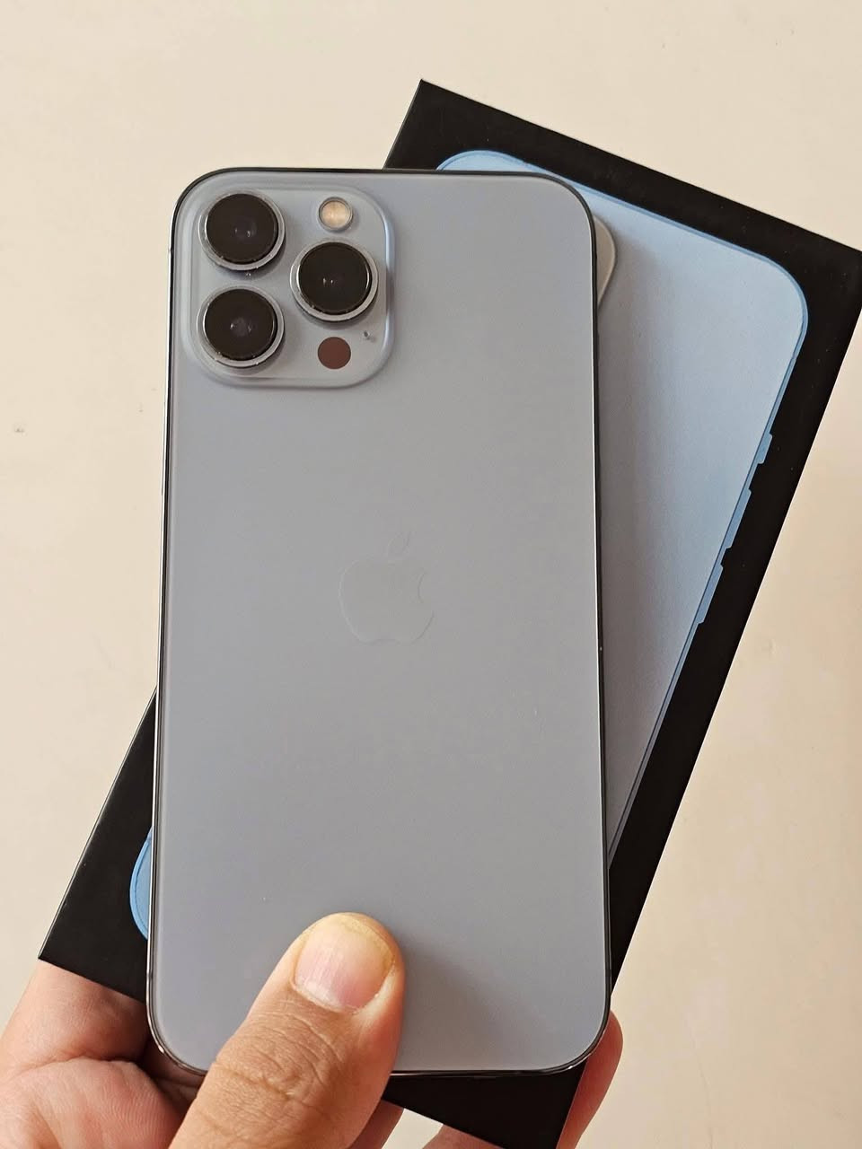 ايفون ١٣ برو ماكس
لون بحري
نموذج M
ذاكرة ٢٥٦
بطارية 89 اصليه من شركه ابل 
واتر بروف
جهاز بلادي ومكفول من كلشي
ملحقات الجهاز باكيت +لاسق مضلل اصلي
عنواني الرمادي 
التواصل عالخاص
او عالرقم 
***********
