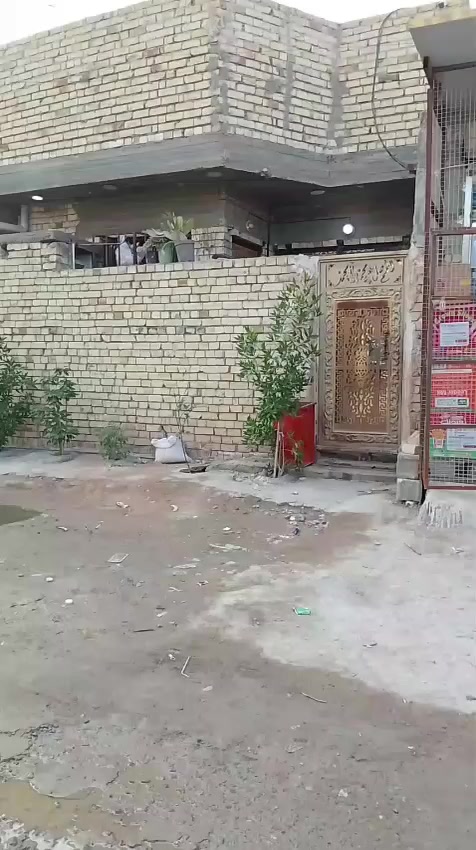 دار للبيع المساحه ١٣٥م طابو زراعي قرار ٢٥ يحتوي على اسواق مع استقبال وصاله ومطبخ وغرف نوم عدد ٢ حماما داخلي وصحيات خارجية بناء طابوق حديث العنوان حي النصر شارع السياحي مقابل المسبح شارع الأسكله قريب على الشارع العام السعر ٦٥ وبي مجال الاستفسار على الرقم ***********
