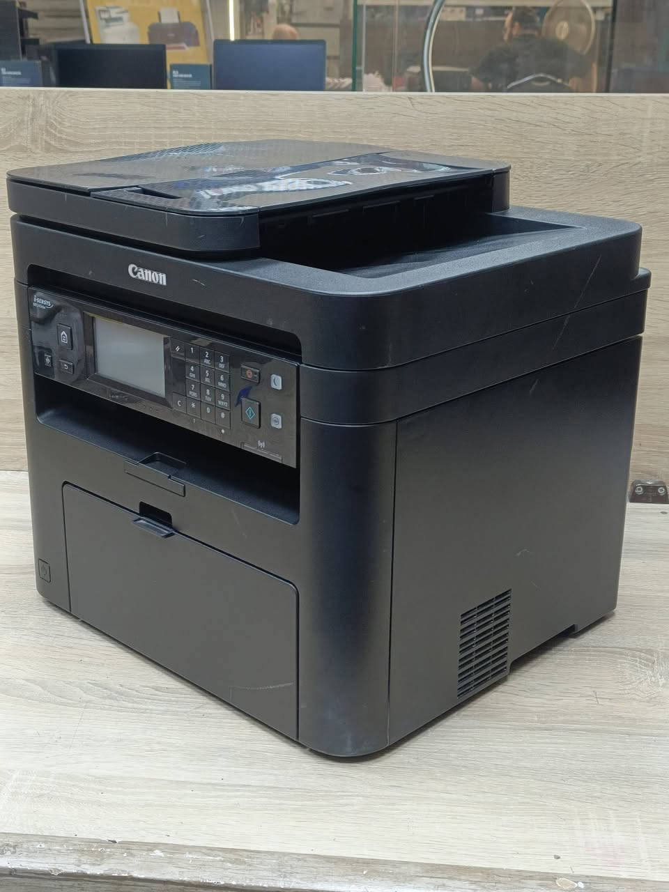 طابعة كانون موديل MF2249 dw مستعمل بحالة ممتازة سعر الحبر 10 الف تطبع 1600 نسخه نوع الحبر باودر سرعة الطباعة 27 ورقة بالدقيقة طباعة بوجهين دوبلكس تحتوي على Wi-Fi و WIFI dercte يمكن ربطها على موبايل وتابلبت ولابتوب كما تحتوي على فيدر لطباعة مجموعة اوراق بامر واحد ويمكن استخدامه في الارشفة الإلكترونية استنساخ طباعة سكنر 🚦سعر الطابعة 240 الف 🚦مع حبر جديد داخل الطابعة وكيبل كهرباء وكيبل كومبيوتر وقرص تعريف للطلب *********** - *********** يوجد توصيل لجميع المحافظات نسبة نظافة جهاز 90% ضمان تشغيل وفحص. 
#طابعتي
#الصفوة
