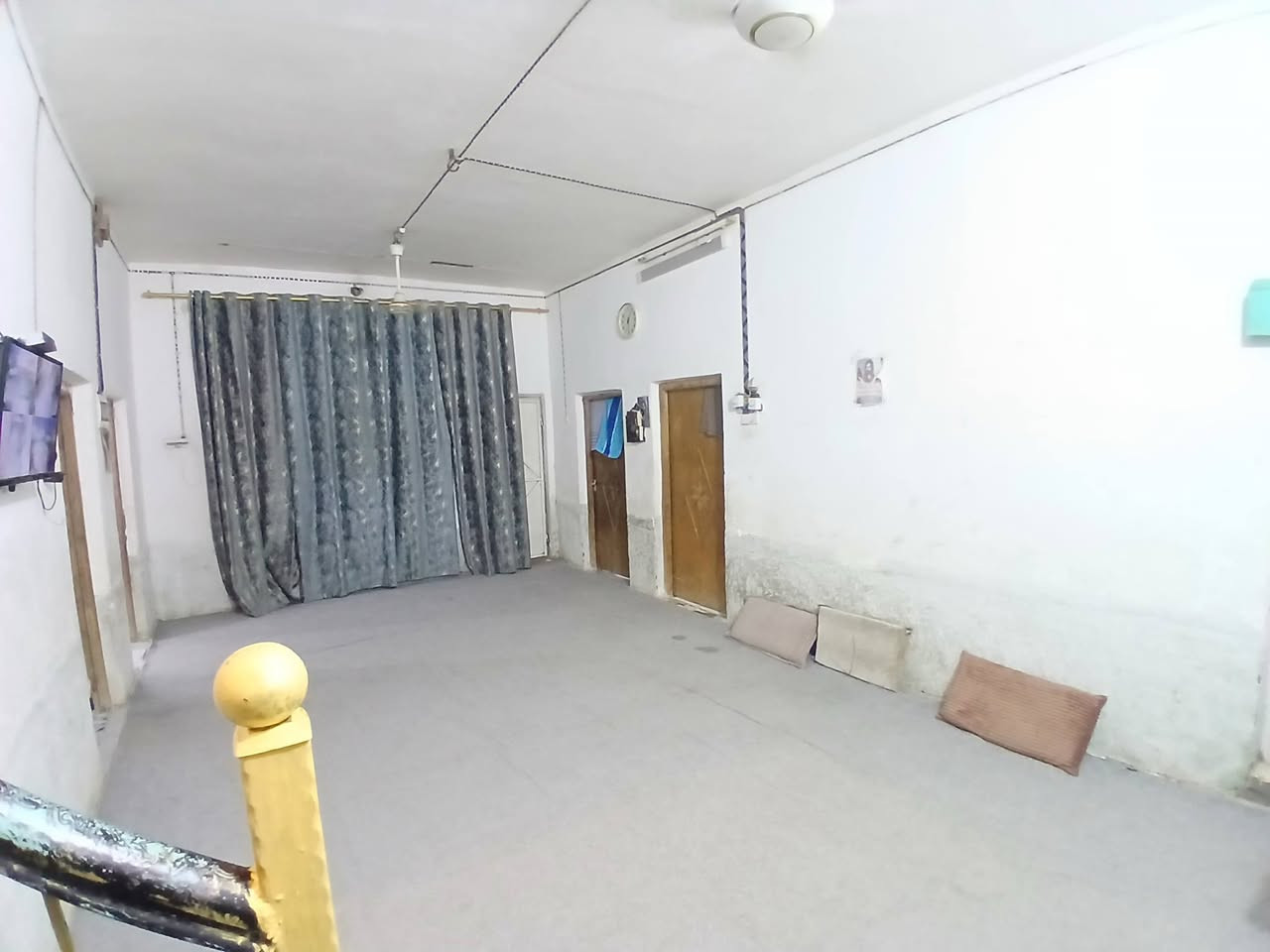 السلام عليكم
بيت للبيع 
حي الإمام الباقر {ع}
📐 المساحة: 200 متر مربع
✔ أمامها ساحة خدمات واسعة
✔ المنطقة كاملة تبليط حديث
✔ كافة الخدمات متوفرة (ماء، كهرباء، مجاري) – درجة أولى
📞 للتواصل والاستفسار:
***********
