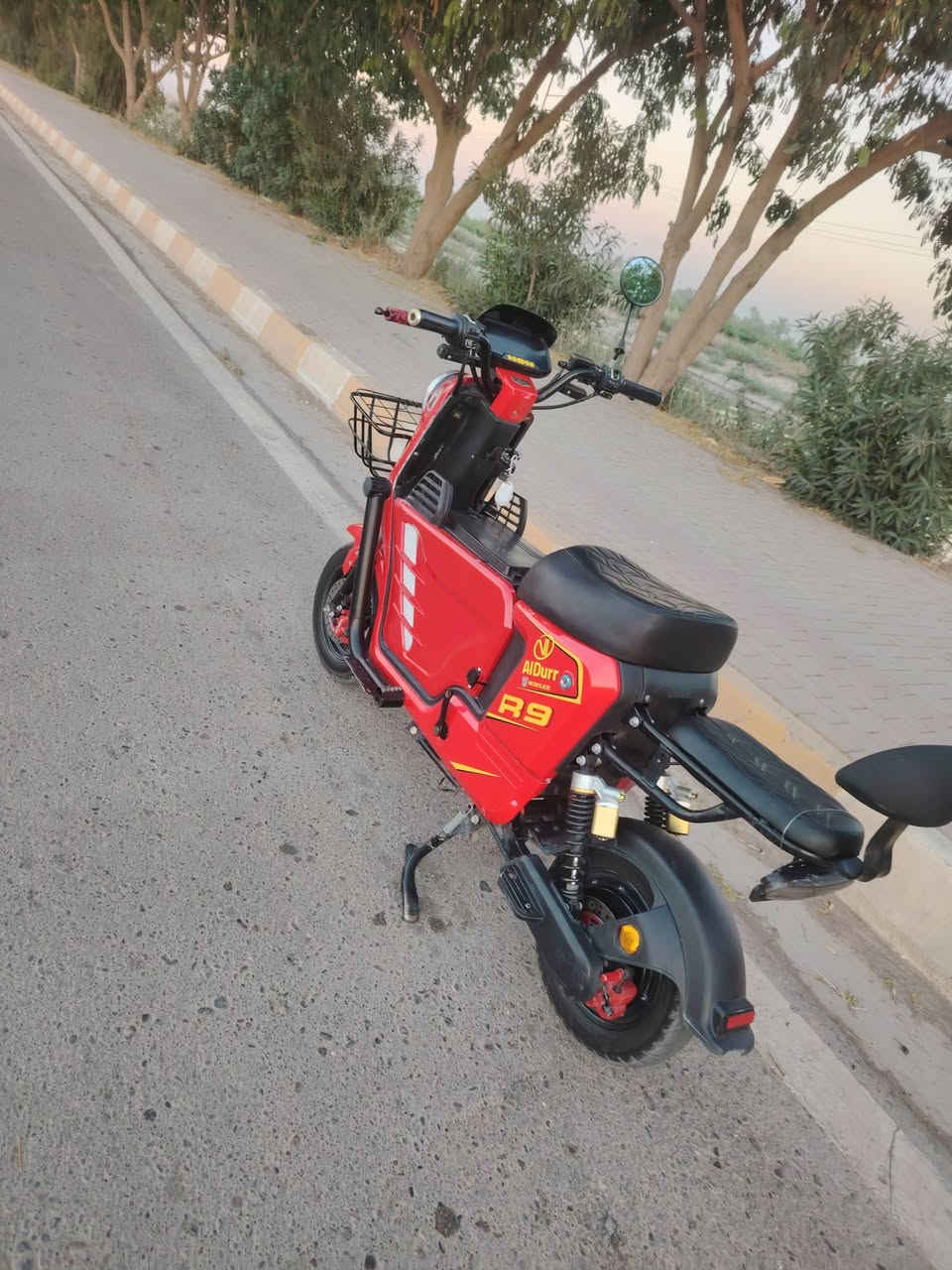 السلام عليكم دراجه R9 موديل 26جديد فول مواصفات كامل مستخدمه 4اشهر 
تشغيل عن بعد 3 بصمات  
بطاريات 5🔋 فول
دبل اشاره وباقي المواصفات معروفه 
السعر خاص او الاتصال ع رقم***********
