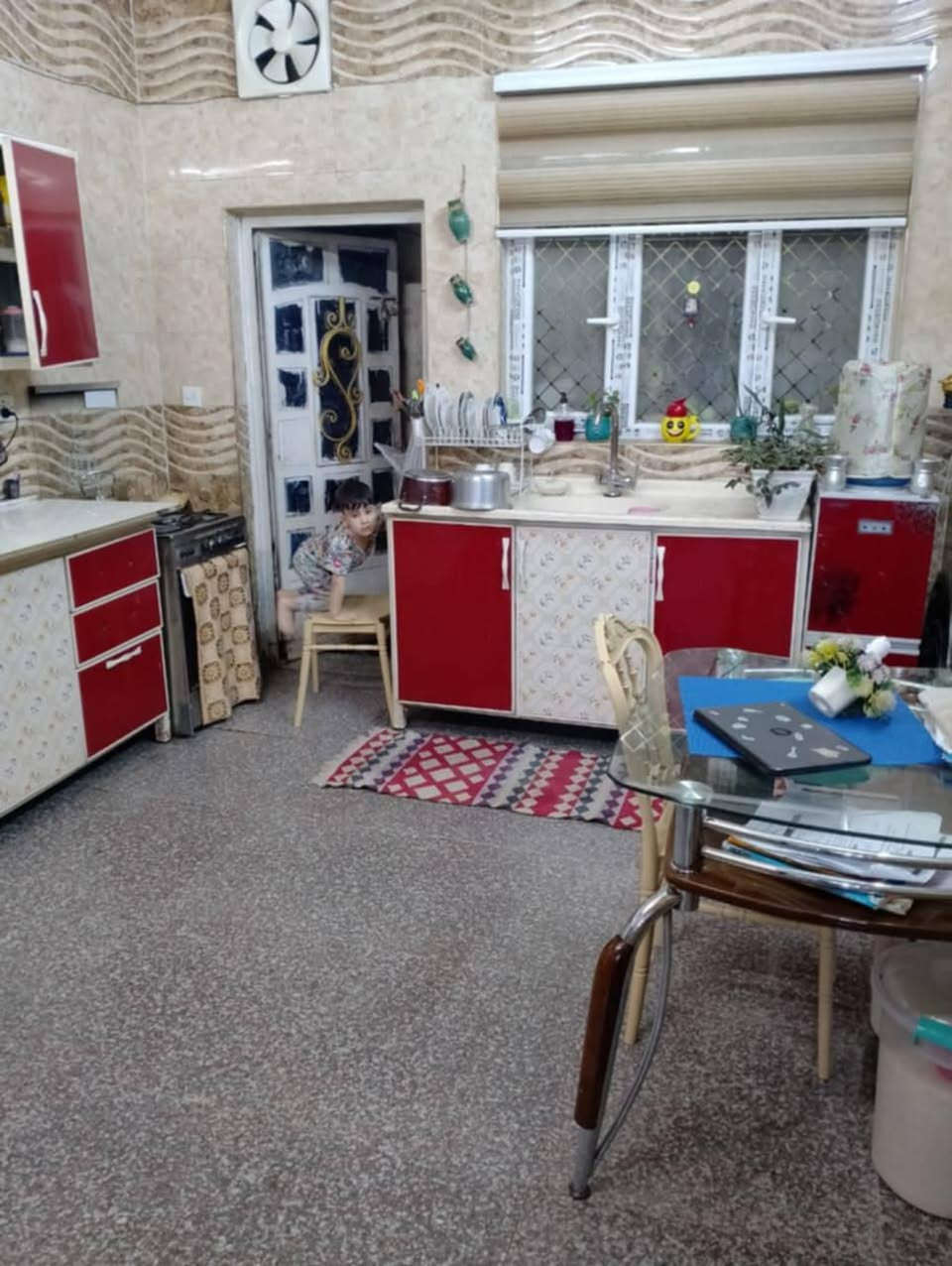 السلام عليكم
دار للبيع 75م واجهة 3,75م في منطقة حي الجهاد الأساتذة خلف الاربع شوارع غرف نوم وحده وصاله ومطبخ وخدمات بسعر مناسب للاستفسار الاتصال على الرقم 
*********** واتساب.
كما لدينا عروض مناسبه في منطقة حي الجهاد كافه.
