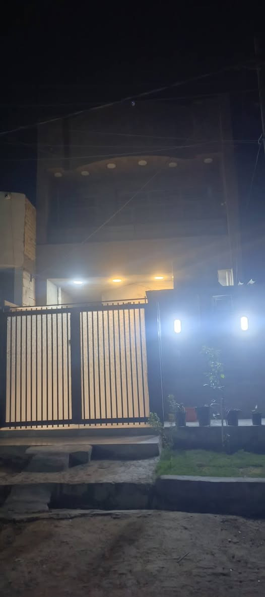 حياكم الله 1720 بيت مشتمل قاطين جاهز مساحة 100متر يحتوي :3 غرف نوم و صحيات عدد 2 و مطبخ و استقبال +منورعدد2  مثل ماموضح بالصور وبلاضافه صطح القاط الثاني والبيتونه كلشي جاهز 
العنوان: قضاء ابي غريب حي الصديق  مجاور مطار بغداد الدولي 
لتواصل والاستفسار ع الرقم ‏‪***********‬‏ واتساب او خاص وتزويدكم بمقاطع فديو حديثه
تتوفر عروض  بيوت  وقطع اراضي
