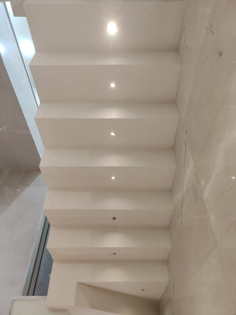 ⚡ تم تنفيذ وتم تقفيل الأعمال الكهربائية بالكامل ⚡
تم تقفيل منزل سكني عماري
📐 المساحة: 300م² ثلاث طوابق
وبمواصفات عالية وتنفيذ محسوب من الألف للياء.
العمل: بغداد/ اليرموك 

🛑 ملاحظة مهمة:
العمل يعتمد على الجودة والدقة وليس على السعر، لأن الكهرباء أمان وعمر مو مجرد تكلفة.

🏠 يتكون المنزل من:
6 غرف
3 صالات
3 مطابخ
🔌 تفاصيل العمل:
سويتشات أصلية Next Light
إنارة Next Light / أوبل (Opel) /  رندة Thomas /Randaتوماس 
سبالت عدد 13
مالتي سويتش ( 8 خط ) عدد 2 بواقع 16 ريسيفر
منظومة كاميرات مراقبة عدد 16 كاميرا
منظومة انتركم عدد 3
شبكة إنترنت ونقاط داتا موزعة بدقة حسب الاستخدام
💪 تنفيذ العمل بواسطة كادر الماستر لتأسيسات كهربائية وبوردات السيطرة
✔️ شغل عماري مو تجاري
✔️ توزيع أحمال مدروس
✔️ ترتيب، نظافة، وتسليم بدون ملاحظات
📞 للتنفيذ والاستفسار 
***********
إذا تريد كهرباء تعيش وياك سنين بدون مشاكل
لا تدور هواي… هذا عنوانها ⚡💪
اللي يريد الأرخص… مو إحنا
واللي يريد الصح… إحنا عنوانه ⚡💪
