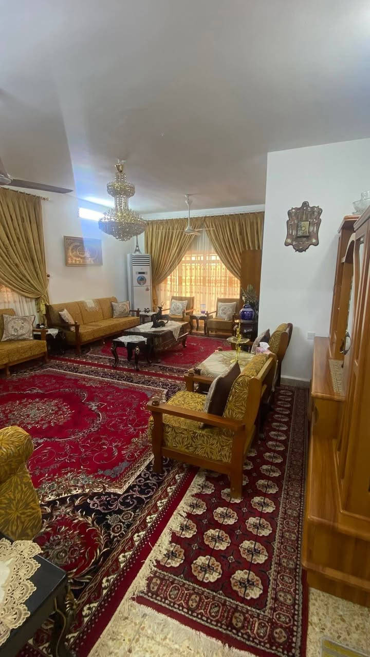 بيت ٤٠٠ متر في حي القادسيه قرب جامع الحمد
للبيع جدآ نضيف ومامتعوب
للأستفسار ***********
