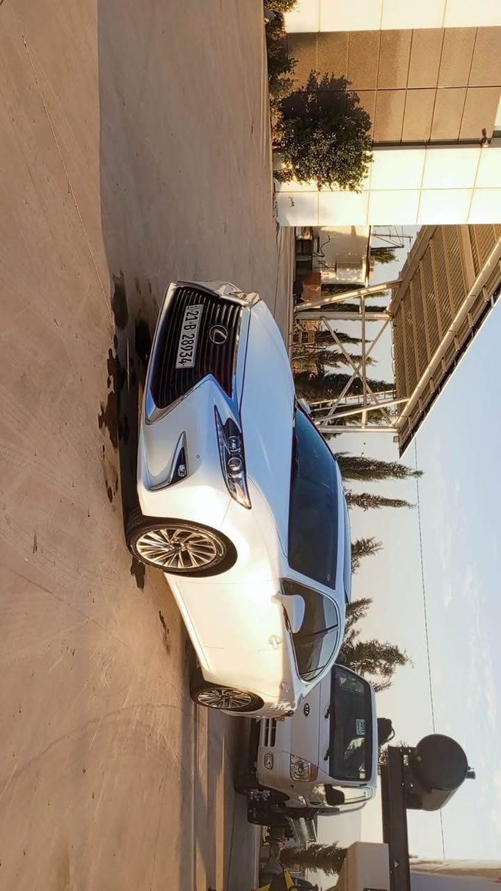 ليگزز موديل ٢٠١٦ ئه مريكي به كلين داخل بووه ٨٥ مايل روشتوه گيرو مه كينه و ته قه و ره قه ي به شه رت يه ك چاملغي بوياخه يه ك په له ساردي بچوكي هه يه  200 مه عمه له يه كي كه م  *********** السليمانية, العراق
