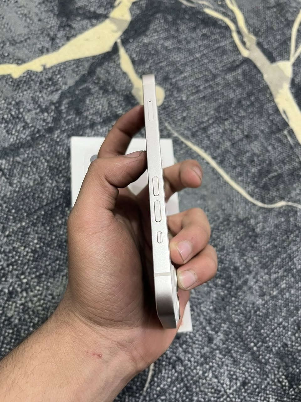 سلام عليكم ايفون 13 عادي ذاكره 128 بطاريه 92 شخط ما بي فقط ضربه خفيفه بل اطار بعده بضمانه نضافه 100 تواصل وتساب *********** السعر 480
