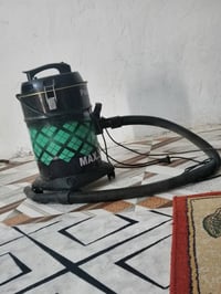 مكنسة كهربائية • مستعملة ٣ مرات • شارب عمارة