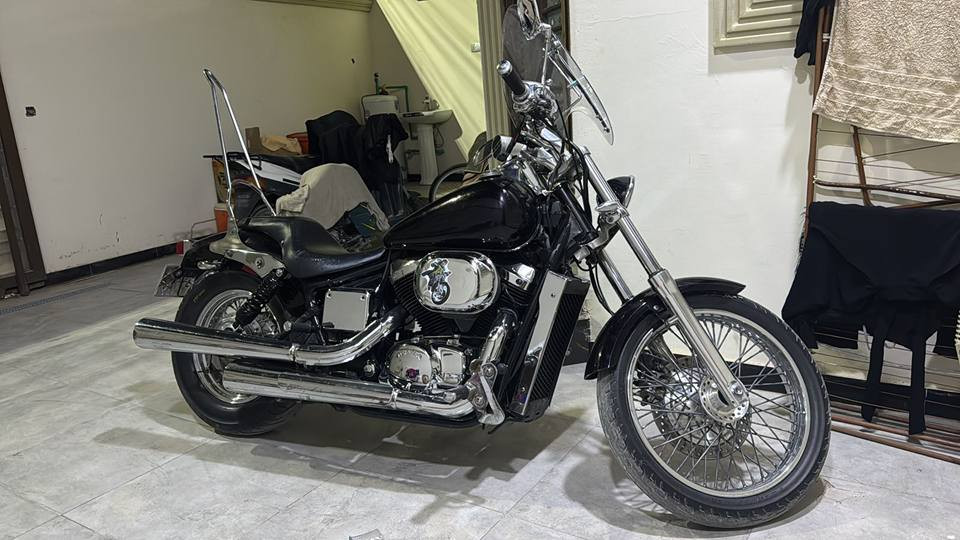 هوندا شادو سلشر حديث 2004 هزه جديده رقم انكليزي سنويه بسمي. اددراجه كفاله كير محرك كهربائيات من الفتح بس بيهه خيط بلخانه الاوله وضربه بلتانكي موضحه بلصور  صبغه تخبل وياهه جنط كبار. مكانهه بصره شط العرب التنومه وينهم اليردون نضيف  *********** البصرة, العراق
