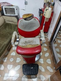 كرسي حلاقة مستعمل ناقصة بس صينيه السعر ٤٠ الف وما متواجد عل فيس  07748...