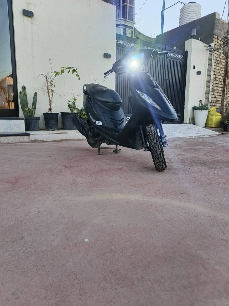 السلام عليكم
ماكس عدله بلاديه بحاله الوكالة
موديل 2003
دراجه نضيفه ما عدا بس الكابريته تجاري ولباقي كله بلادي 
العنوان :كربلاء المقدسة
طويريج الحبيبه📍
الرقم : ***********
