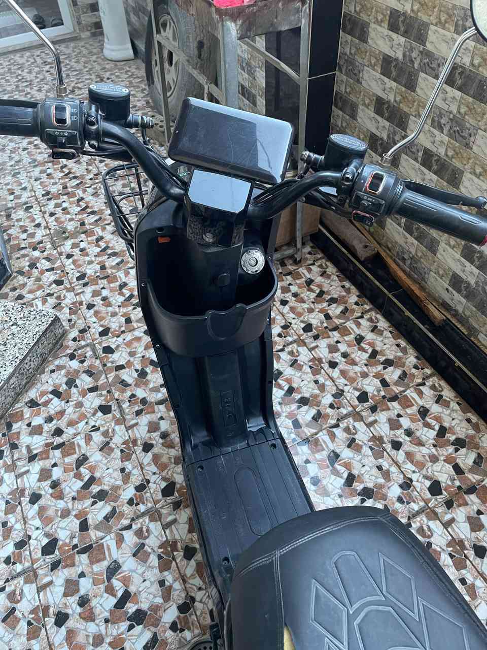 دراجه R9 نضيفه من كل النواحي حاله البطاريه جيده السعر 450 وبيه مجال للشراي تواصل واتساب الرقم ***********
