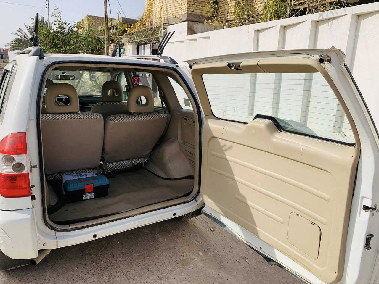 سلام عليكم تيكو ٢٠١١ للبيع السعر ٦١ وبيه مجال بسيط رقم بغداد سنوية لنهاية ٢٦ كير ميكانيكي المرغوب والكير جديد مال حاوية مكينة جديدة ومكفولة مكينة ٢٠٠٠ السيارة فتحة تحكم ستيرن ريمون قفل عن بعد لايت زنون منظومة جديدة وبيه ريمون مال لايت كشنات جدد السيارة ماناقصهه شي مكاني بغداد سبع البور ومتواجد بالجادرية رقم الهاتف   *********** واتساب متواجد
