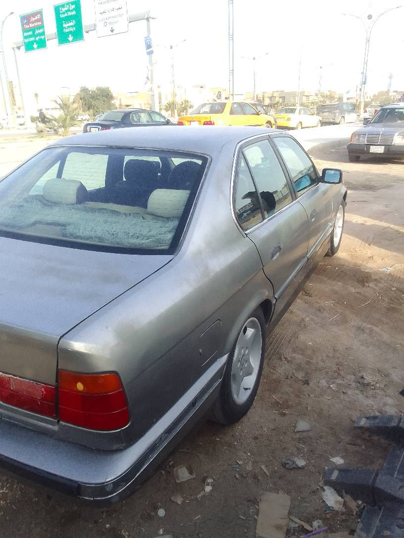 سياره بي ام دبليو 1992  تحويل ثاني يوم مكينه وكير مسكر جدد شرط حداديه 100/100 كهربائيات كله شغاله مكفوله من الضربه القويه والعيب الشرعي  سعر 45 وبيه مجال للبيع او مراوس حسب القناقه مكان ناصريه مركز *********** ناصرية, ذي قار
