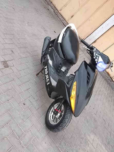 سلام عليكم ماكس مضلع لبيع دراجه نضيفه مفتوحه ولفات فقط كلهه بلاديه من طول لطول ختم واحد وياه محرك للبيع او مراوس سعر 600 بصره حيانيه شارع قائد ***********
