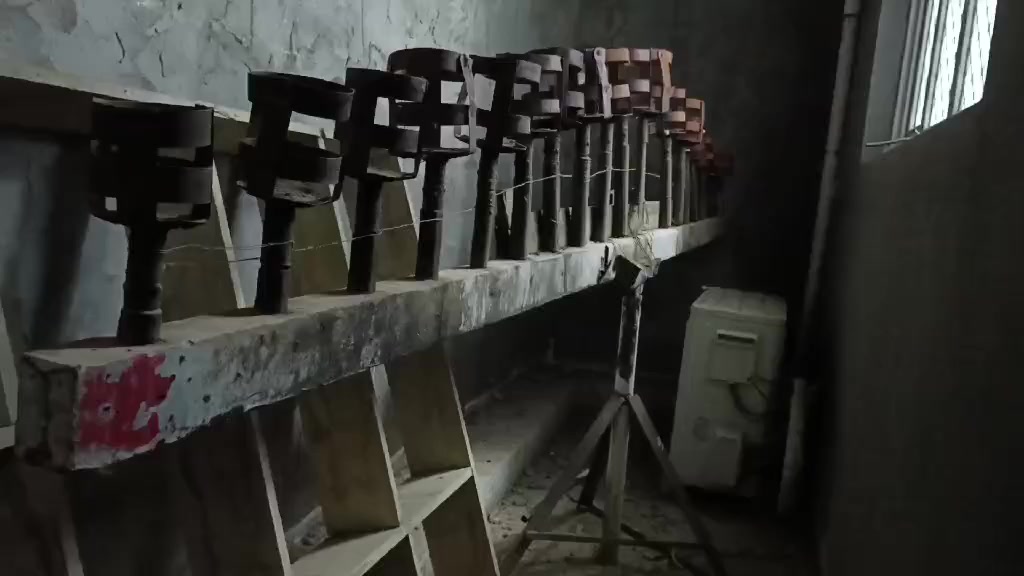 السلام عليكم مشعل هو وقاعده كامل ٢٠ عين طول ٤ ونص متر رايده ب٢٠٠مكاني حله ***********
