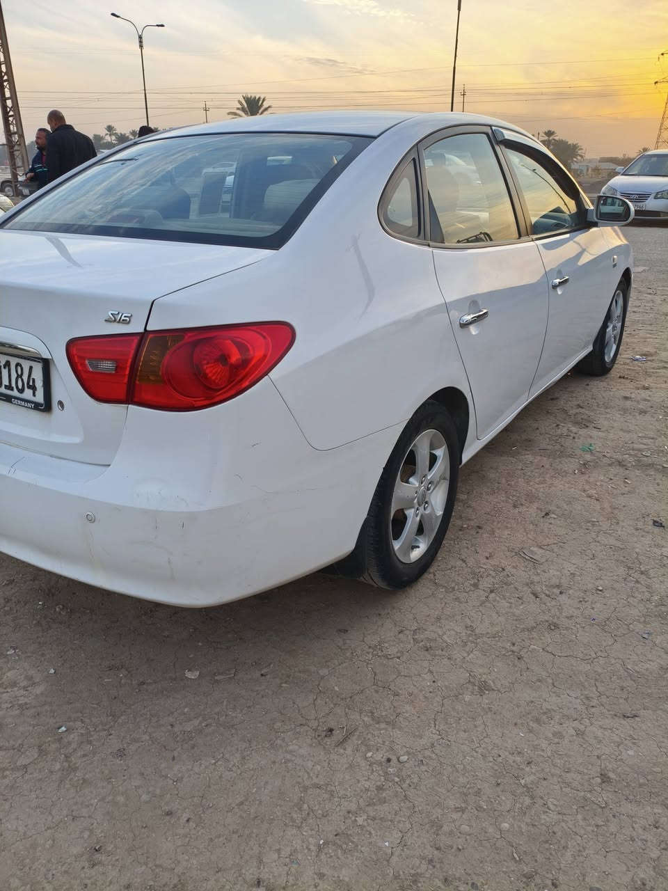 السلام عليكم افانتي موديل 2007فول مواصفات عدا فتحه محرك 1600تخم تاير بيه بارد بالباب الخلفي بدون صبغ اوتبديل بغداد تحويل مباشر كير محرك حداديه فول 
***********
