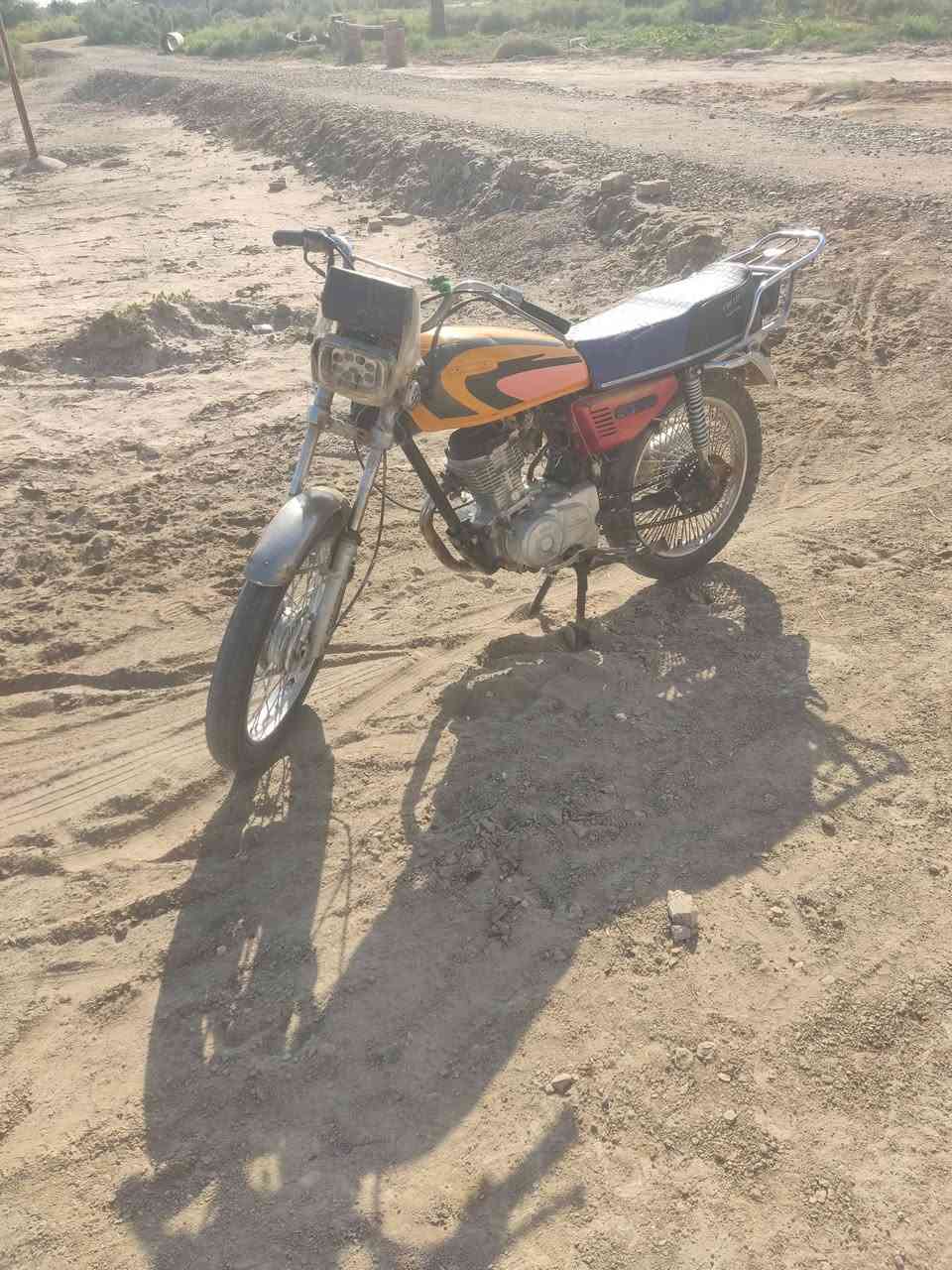 السلام عليكم شباب دراجه نامه للبيع موديل 18 وراق سكنر السعر 285 قفل العنوان ال حمد وهاذه رقمي ***********
