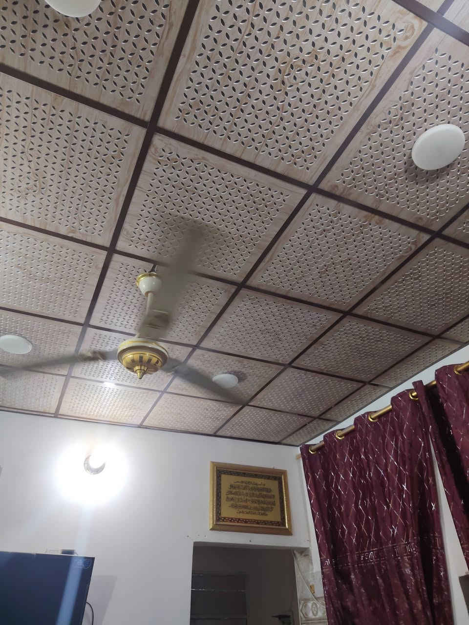 الدار للبيع المساحة100 كوفه شارع المعمل شارع السبيس واجهيه على شارع ***********
