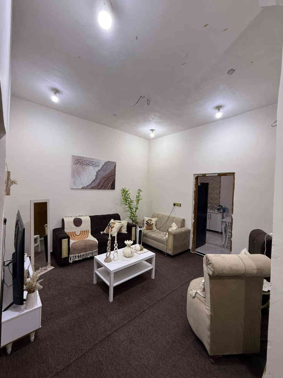 السلام عليكم احبتي الكرام 
دار سكن للبيع. 
المساحه 120م
..طابو زراعي عراقي اصولي مكاتبه وكاله نسخه من طابو. 
..
البيت طابقين .يحتوي البيت علا 4 غرف نوم .وصاله عدد 2...ديوان ..ومطبخ..وصحيات داخلية وخارجية وطارمة. 
البيت بناء حديث شغل درجة اولى 
...
.العنوان ابي الخصيب. الصنكر .قرب سايدين.
..منطقة سكنية هادئه..
...السعر.74 بي مجال 
للاستفسار***********
