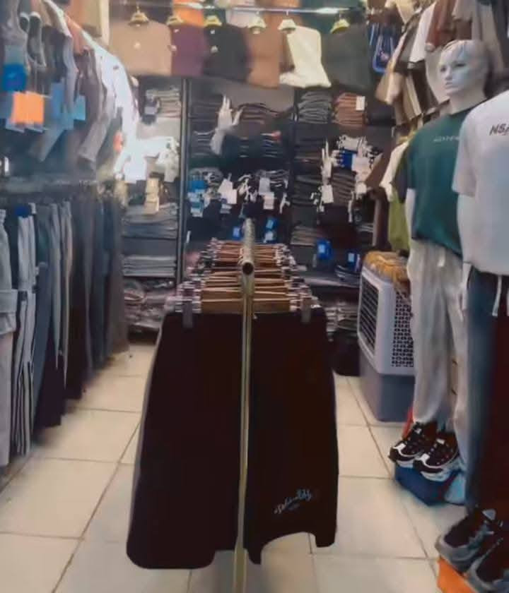 سلام عليكم رفوف جدد كلش ستعمال قليل كامل يصير سواق كوزمتك محل ملابس هواي ستعمال تفصال شرط عدد 3 وتجي وتشوف شرط ثكيل سعر الواحد 100 واذا تلاثتهن سهلة عنواني بغداد مدينة الصدر رقم الهاتف ***********
