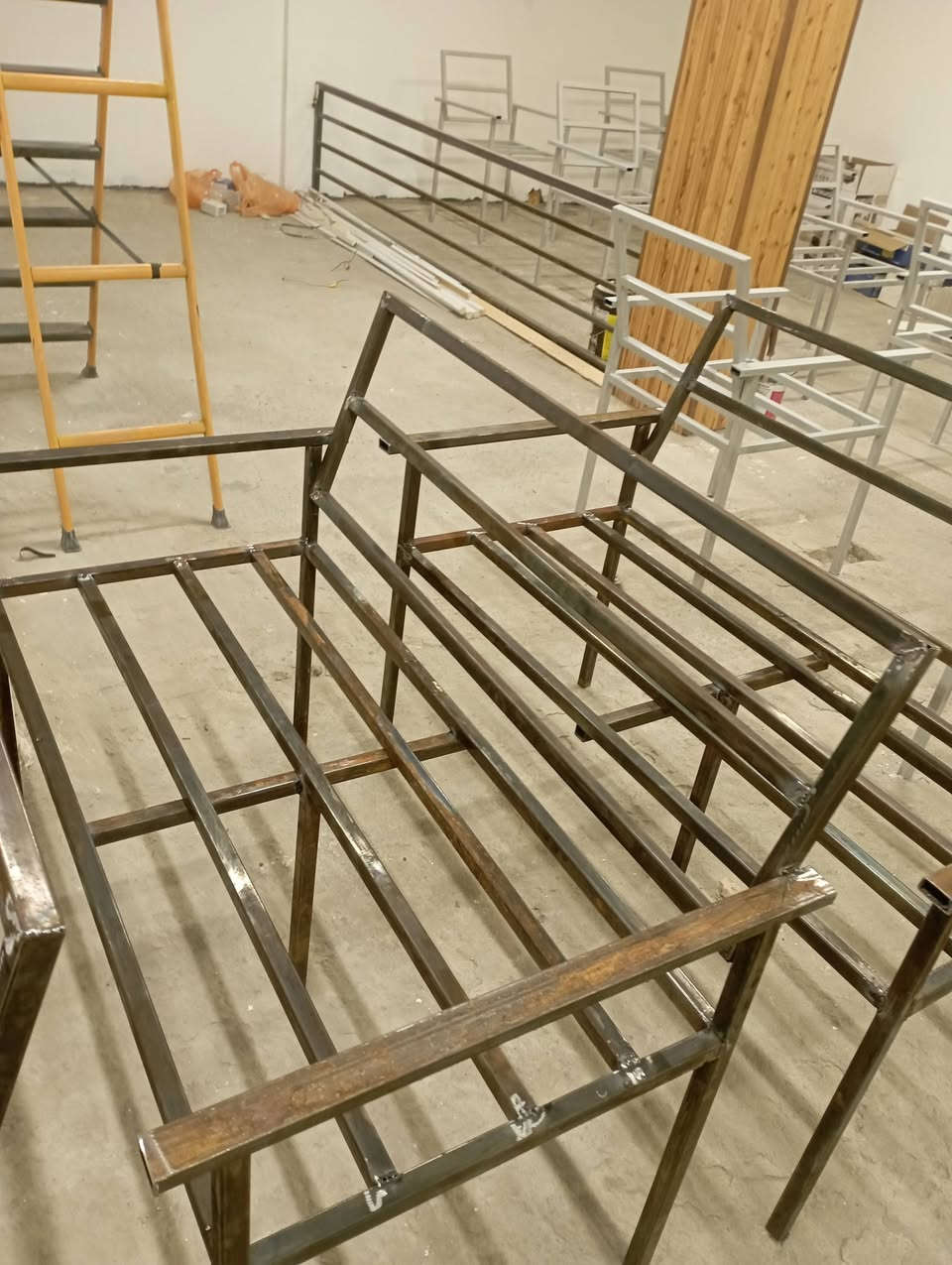 #حداد_متنقل_داخل_((#البصره))
تصليح كافة البيبان والكرفانات
عمل سقيفه 
عمل اسيجه جينكو
لحيم كافه البيبان التعبانه و ترتيبها
صبغ 
كافة انواع الحداده اسعارنه مناسبه جداا 
بس اتصل وتدلل لباب البيت نوصلك 
*********** اتصال او  واتساب
