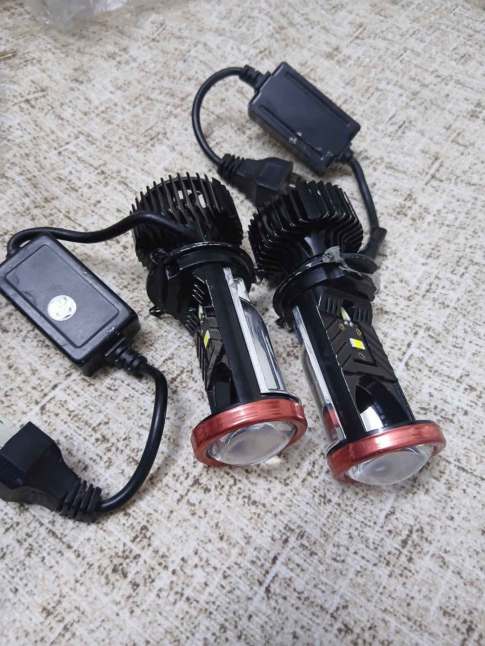 عدسات h4 عالي ناصي فيشة ثلاثية  ترهم لكل السيارات فيشة ثلاثية  مستعمل قليل  فقط وحده من الليط الي تكعد مكسورة ولحمتها مأشر عليها  يعني تكعد كلشي مابيها  شغالات عالفحص عالي ناصي  وضواهن يخبل محدد  اشتريتهن ب٥٠  رايدهن ب٢٠  مكاني بغداد الشعلة  ***********
