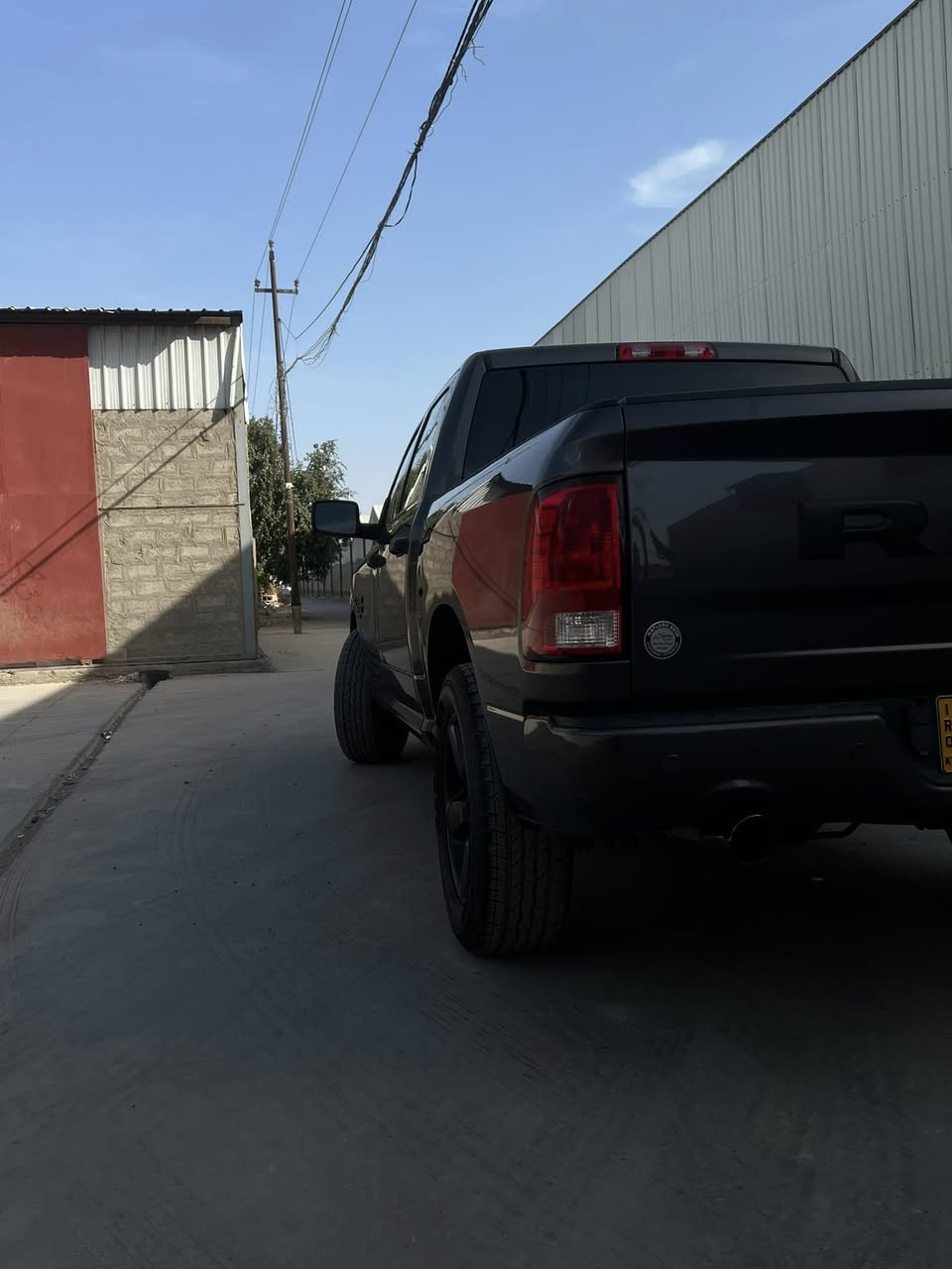 السلام وعليكم رام موديل2022
باب طويل بدي قصير المرغوب السياره بسمي تحويل ثاني يوم 
لون نفطي حيل حلو السياره كاعده تخبل تايرات نضيفه ما صار هواي من بدلتهن مكينه ٥٧٠٠ ￼ممشه السياره 57 كيلو متر السياره وارد كنده حادثه باب وجاملغ امامي صفحه الراكب جاملغ مبدل وباب مصبوغ بدون يرباك كلهن سليمات السياره ما مبرمجه ابد بحاله الشركه 

مكان السياره بغداد رقم اربيل 

سياره حيل حلوه مواصفات حلوه

كشنات تدفئه تبريد 
ستيرن تدفئه 
مرايات جانبيه مانع ضباب 
كامره خلفيه 
شاشه متوسطه تدعم كار بلاي
حساسات خلفيه 
بيه مكانات تخزين هواي +جربايه بيه 
تثبيت سرعه 
مانع نزلاق 
تشغيل عن بعد 
شاشه اعطال متوسطه
كير موس
تبريد قطعتين 
حصان بل نص مو كشن اضافي 

السياره مطلوب بيه ٢٧٥$ وبيه مجال 

هاذه رقمي لتواصل 
***********
