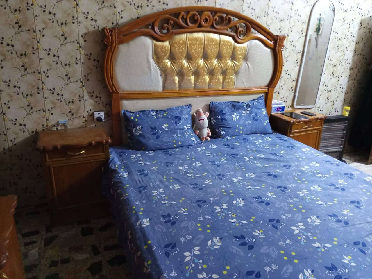 السلام عليكم ورحمه الله وبركاته...عندي غرفة  6 باب ..صاج أصلي تفصال ب700 وبيها مجال كلش مستعجل ع بيعتها وهذا رقم التواصل..***********
