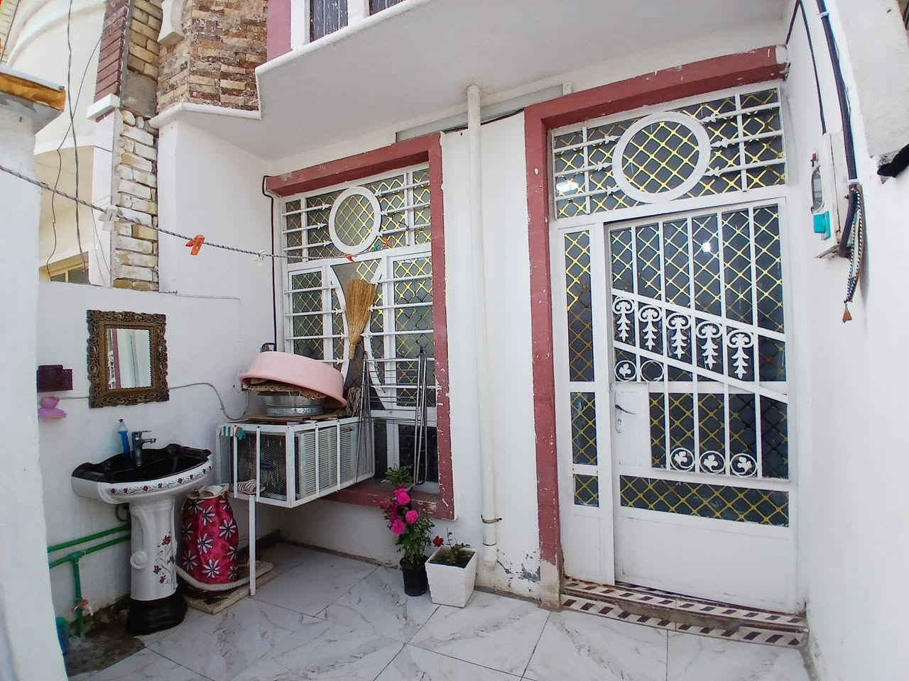 بيت 75 متر  3.75 × 20    مسلح طابو   ( للبيع )
طابق واحد يتكون من(صالة  صحيات ٢  ومنور وغرفة نوم وسطح شتايكر   )
 حالة البيت نظيف جدًا  مابي اي نقص اني صاحب البيت 
الموقع🔺️  ابو غريب  _ الشهداء _ شارع المشجر قرب السريع 
لمزيد من المعلومات الاتصال على الرقم  *********** متوفر واتساب @الجميع
