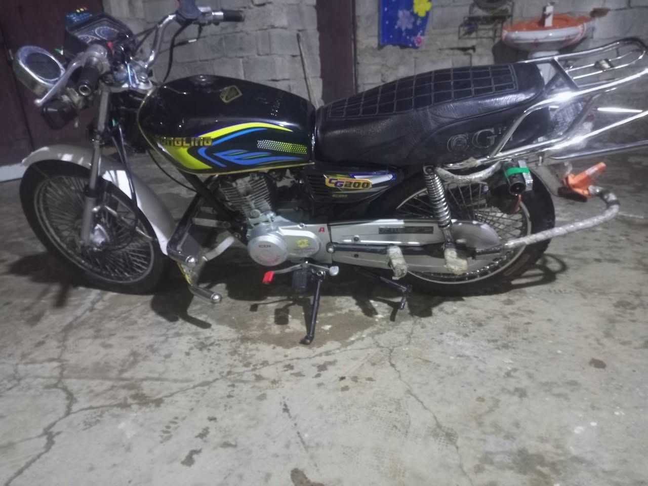 السلام عليكم للبيع دراجه موديل 2020 محدثه 24 دراجه جديده كهربئيات كلها شغاله اوراق كامله السعر 400 المكان بعقوبه زهره ***********
