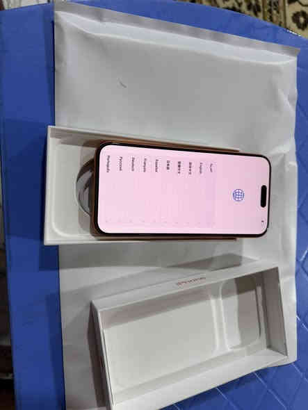 ايفون 17 برو ماكس لون البرتقالي نسخه ZA شريحه ذاكره 256 كامل ملحقاته  بطاريه 100 مشحون 11 مره نضافه فول
