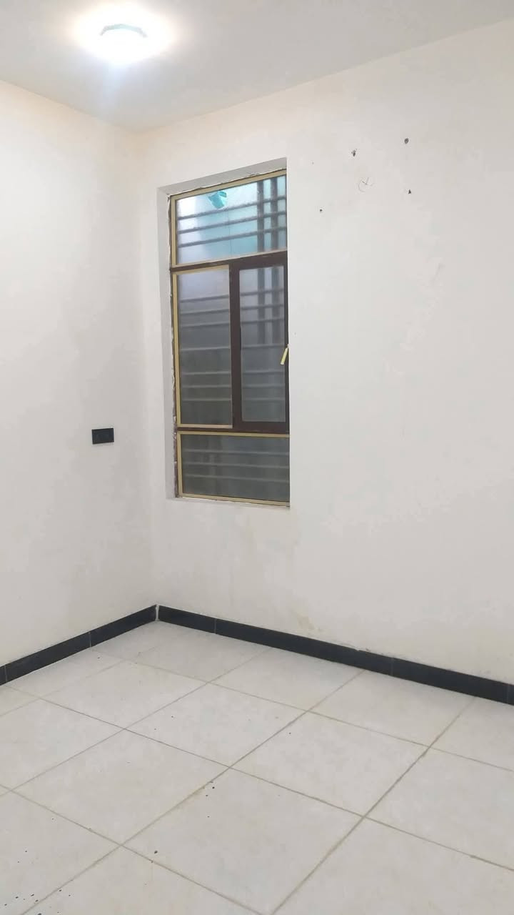 السلام عليكم دار سكن للبيع حديث درجة اولى غير مسكون في الكوت منطقة حي الحكيم نزلة كالة مساحتة 220م البناء طابوق درجة اولى والسقف صب مسلح والارضية والجدران سيراميك ويتكون البيت من غرفتين نوم وصالة واستقبال ومطبخ وصحيات داخلية وخارجية ومرقم من قبل البلدية علما ان البيت فارغ السعر 58 وبي مجال الاستفسار الاتصال على هذا الرقم ***********
