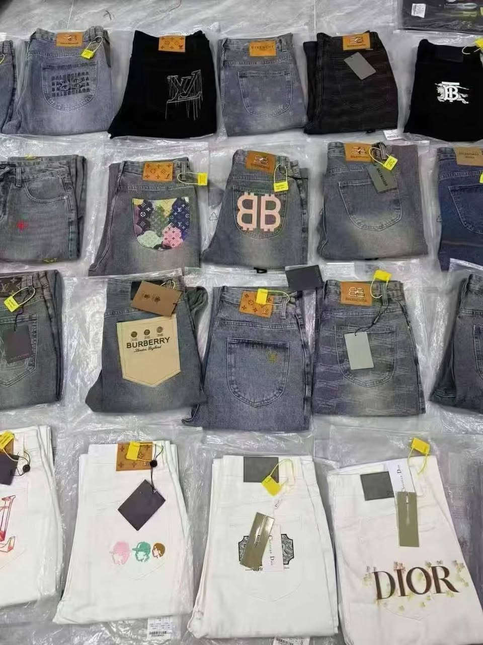 Brand jeans, 2026 new jeans, complete sizes, we specialize in wholesale clothing, own factory welcome to pick style, affordable prices allow you to purchase easily.


**إذا كنت صاحب هذا الإعلان وتريد حذفه لأي سبب، رجاءا أرسل رسالة إلى الدعم الفني**